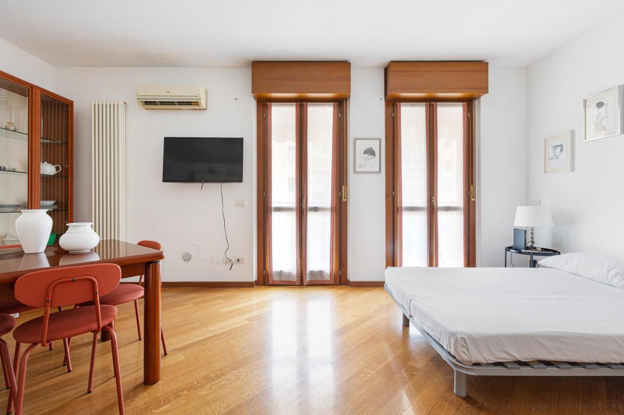 Cosy Studio With Balcony & Private Garage Milano Esterno foto