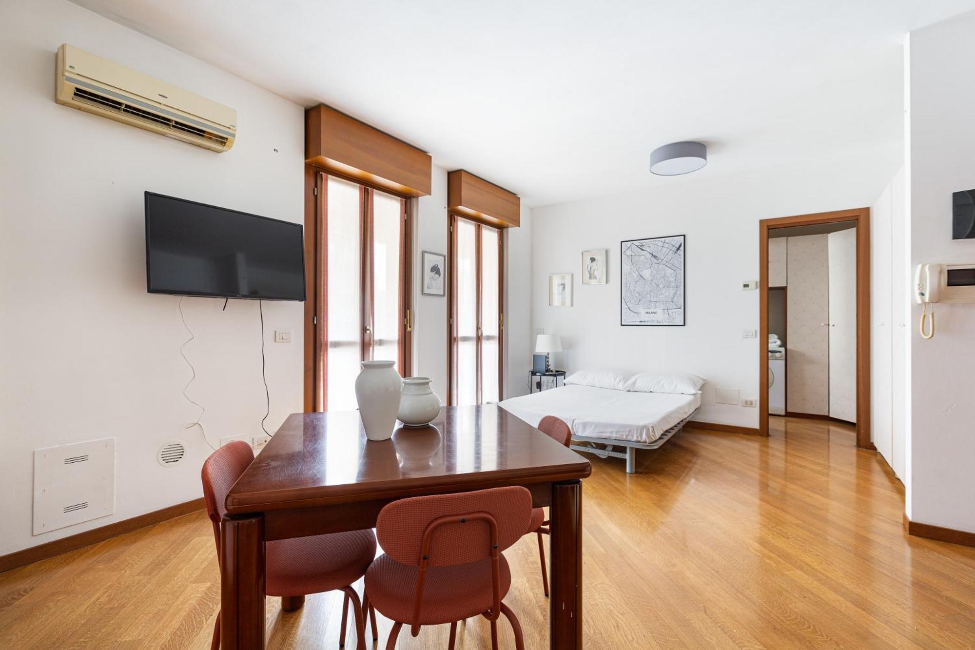 Cosy Studio With Balcony & Private Garage Milano Esterno foto
