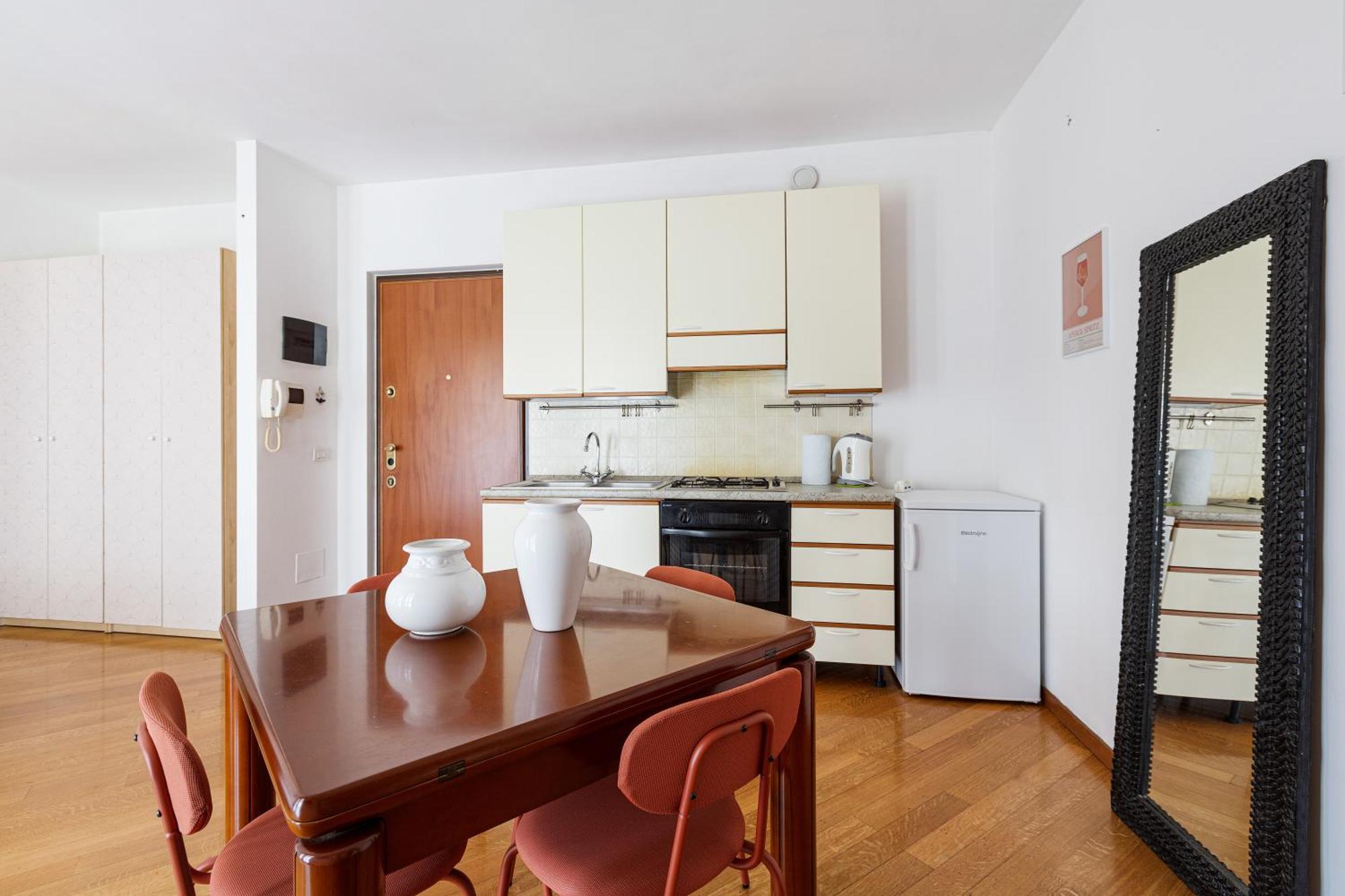 Cosy Studio With Balcony & Private Garage Milano Esterno foto