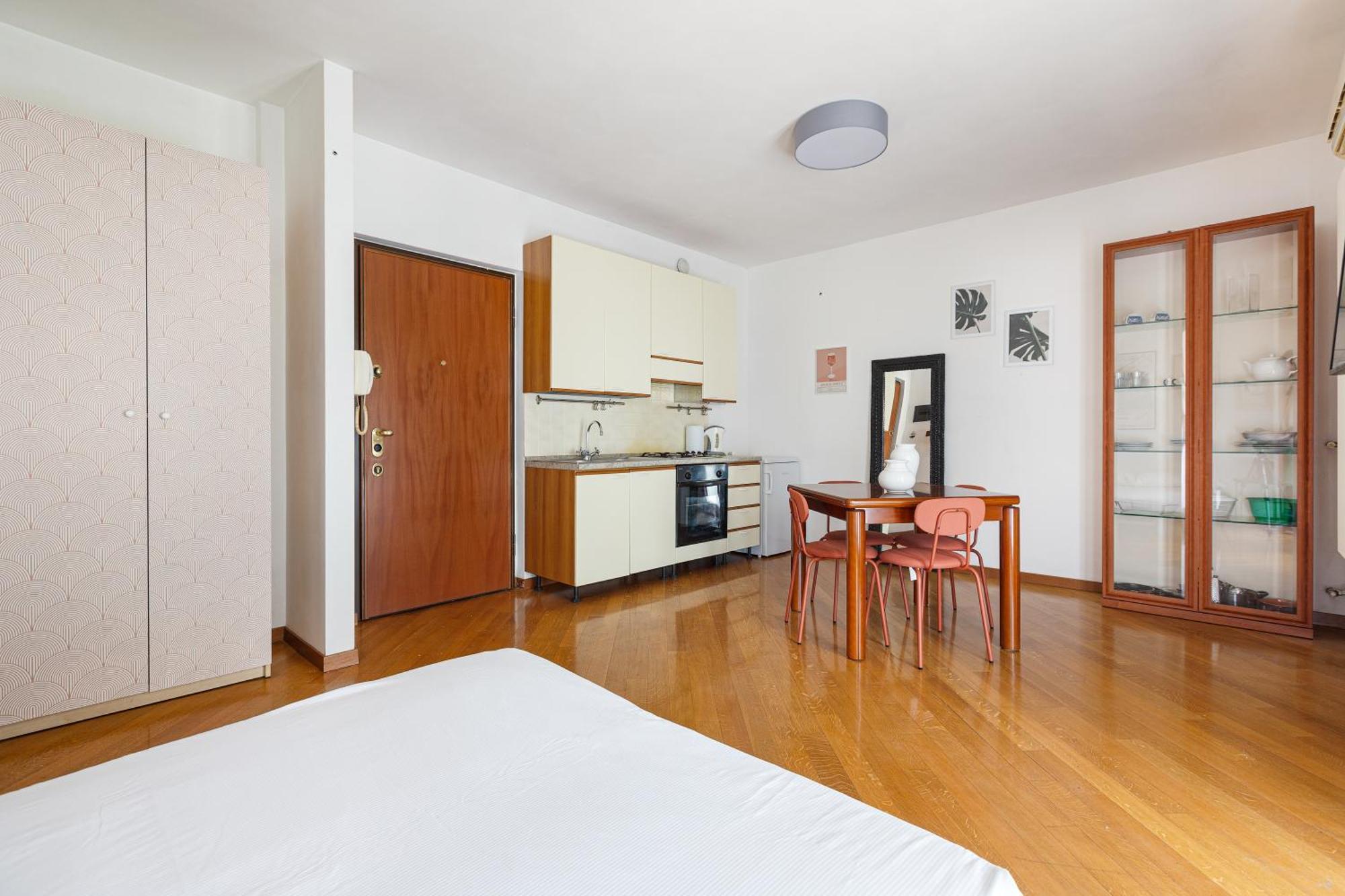 Cosy Studio With Balcony & Private Garage Milano Esterno foto